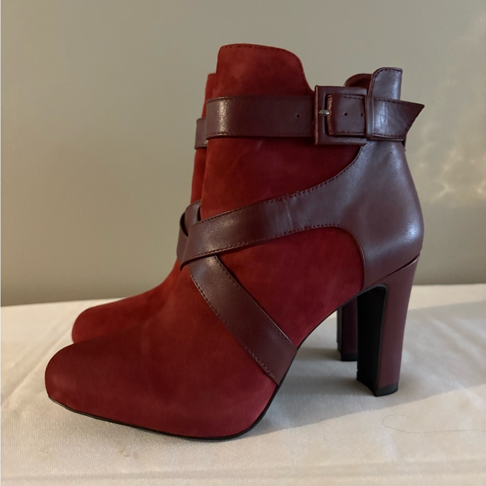 TAHARI DINA Ankle Boots in Rouge Noir